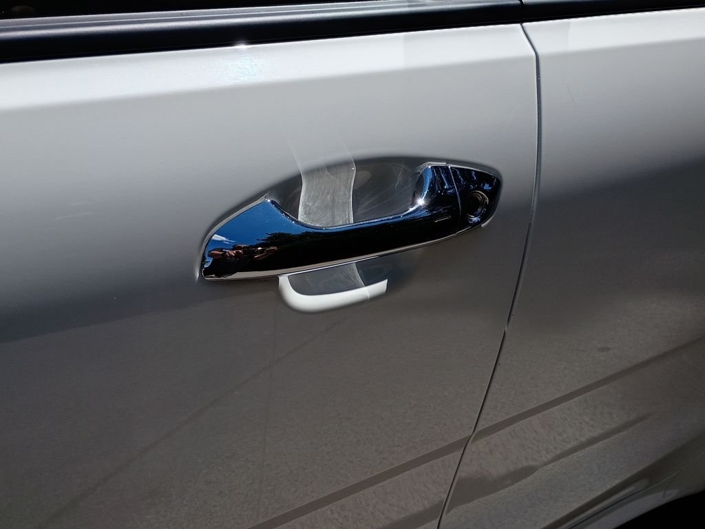 Used 2022 Clear White Kia S image 13