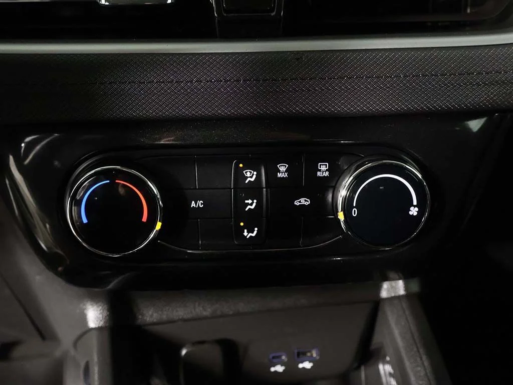 Used 2025 White Chevrolet LT image 40