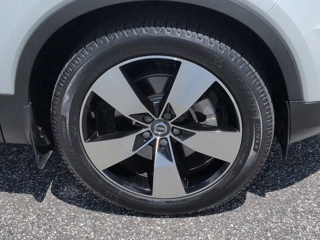 Used 2021 White Volvo Momentum image 11