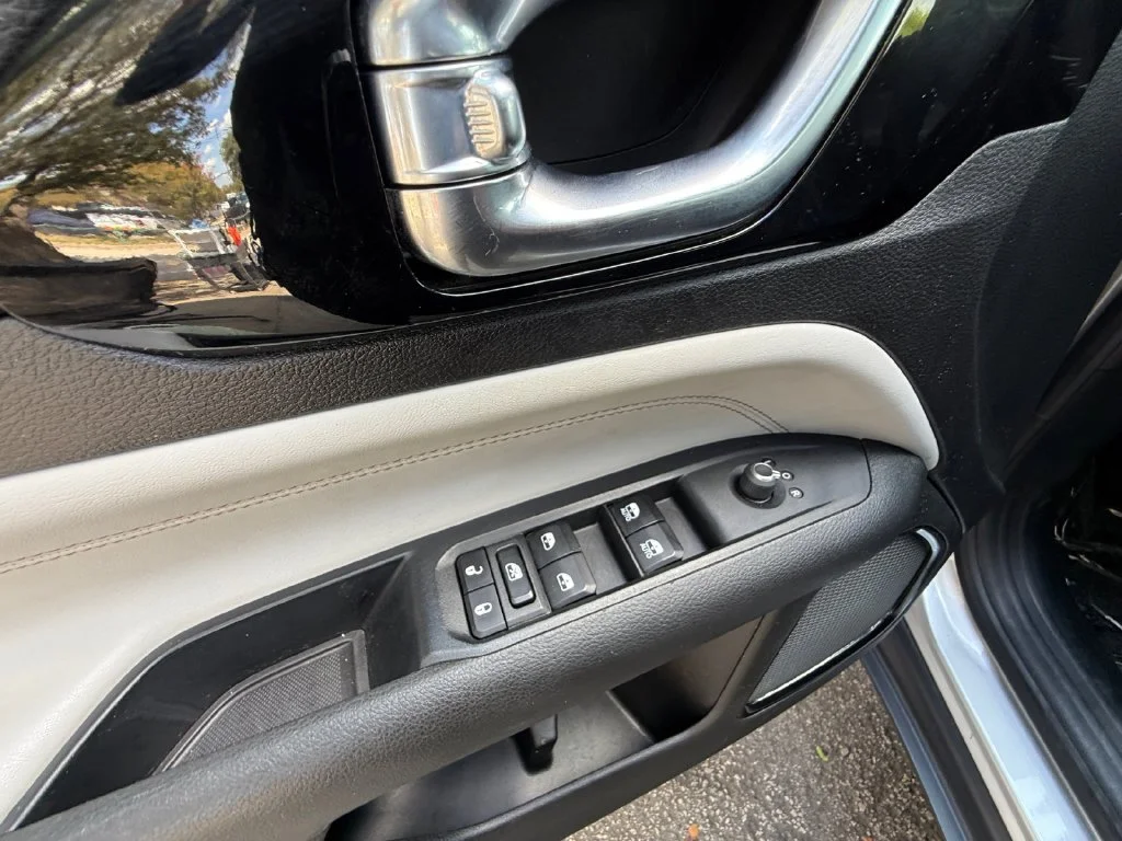 Used 2024 Silver Jeep Limited image 11