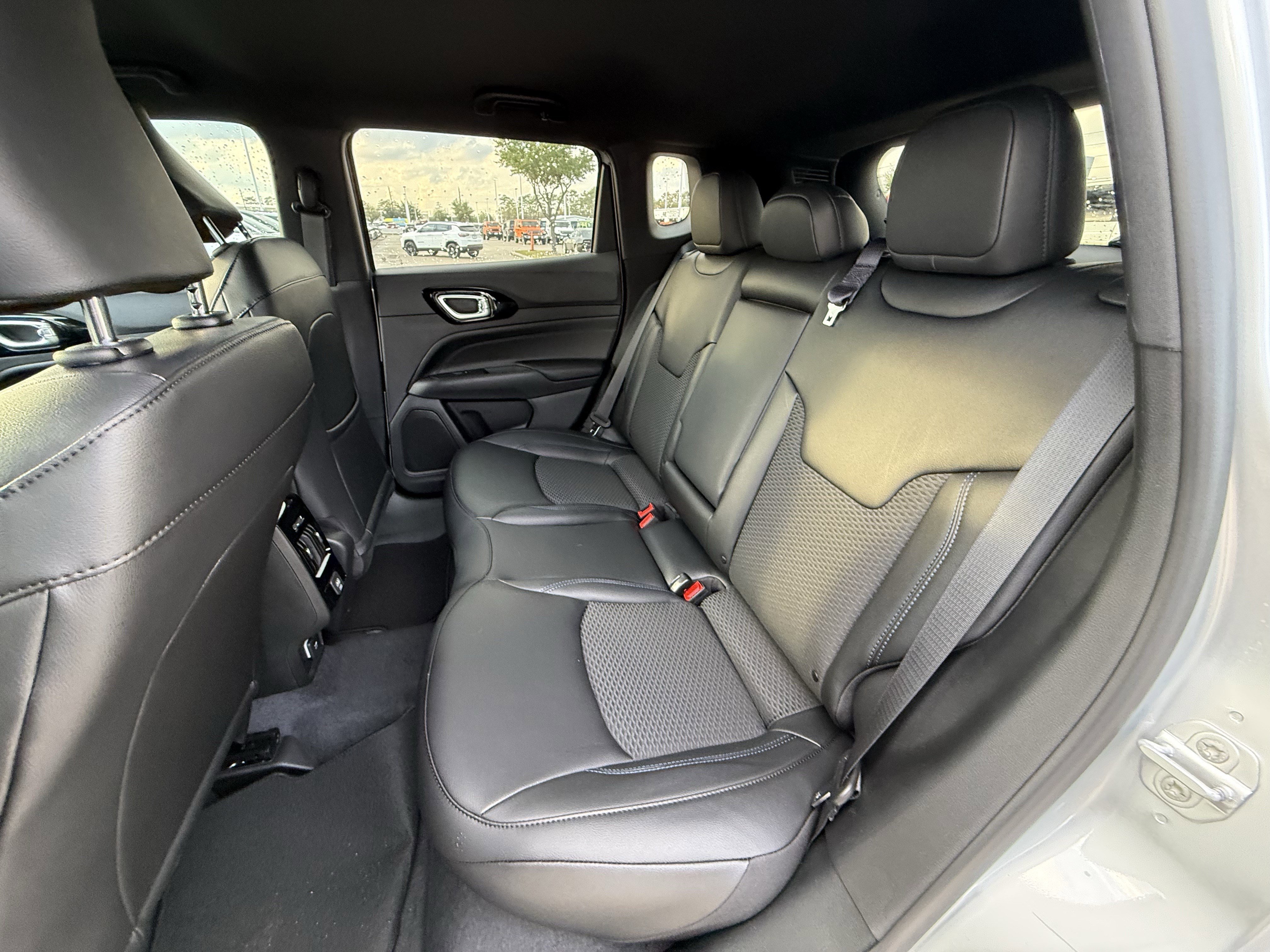 New 2026 Silver Zynith Metallic Clearcoat Jeep Latitude Altitude image 15