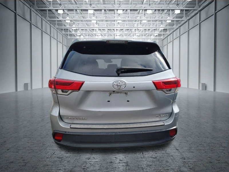 Used 2018 Silver Toyota XLE image 5