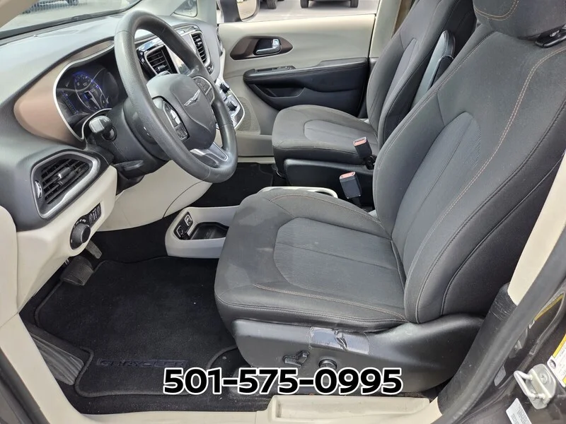 Used 2017 Crystal Metallic CHRYSLER TOURING FWD image 9
