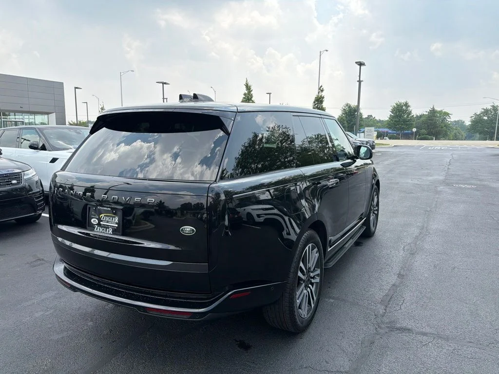 Used 2023  Land Rover SE image 5