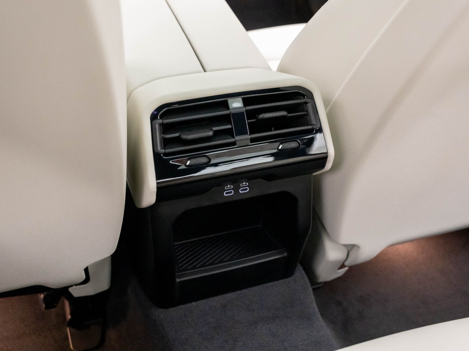 New 2027 Carbon Black Metallic BMW 550e xDrive image 19