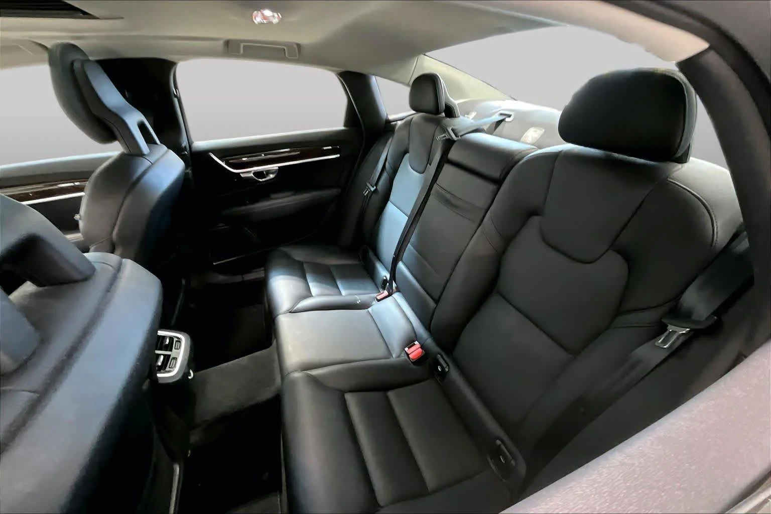 Used 2017 Magic Blue Metallic Volvo Momentum image 20