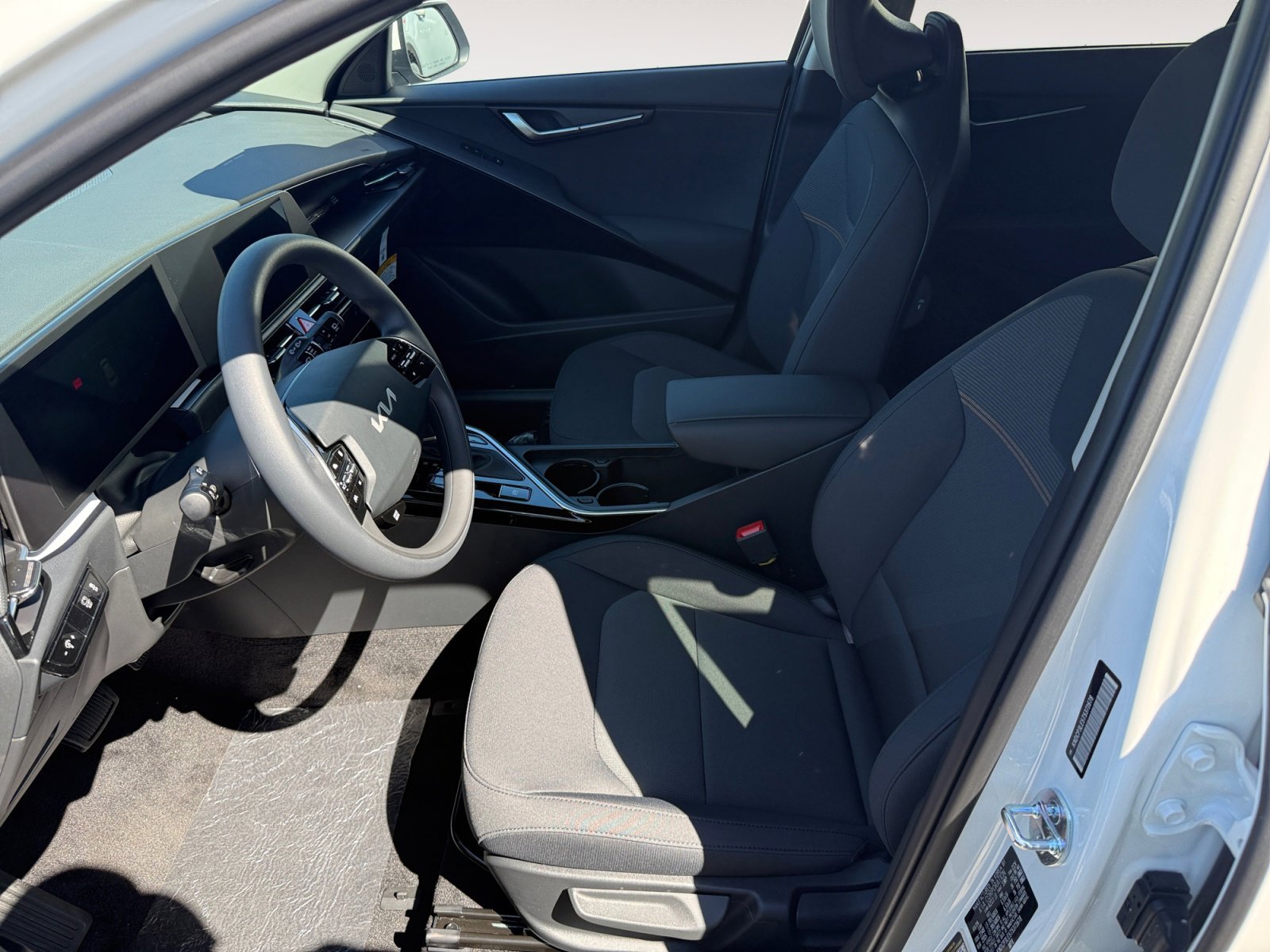 New 2026 Snow White Pearl Kia LX image 10