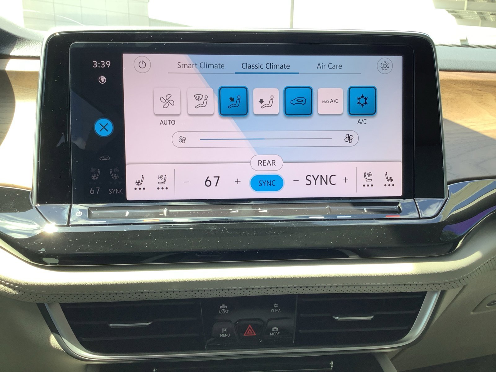 New 2025 Mountain Lake Blue Metallic Volkswagen 2.0T SE w/Technology image 18