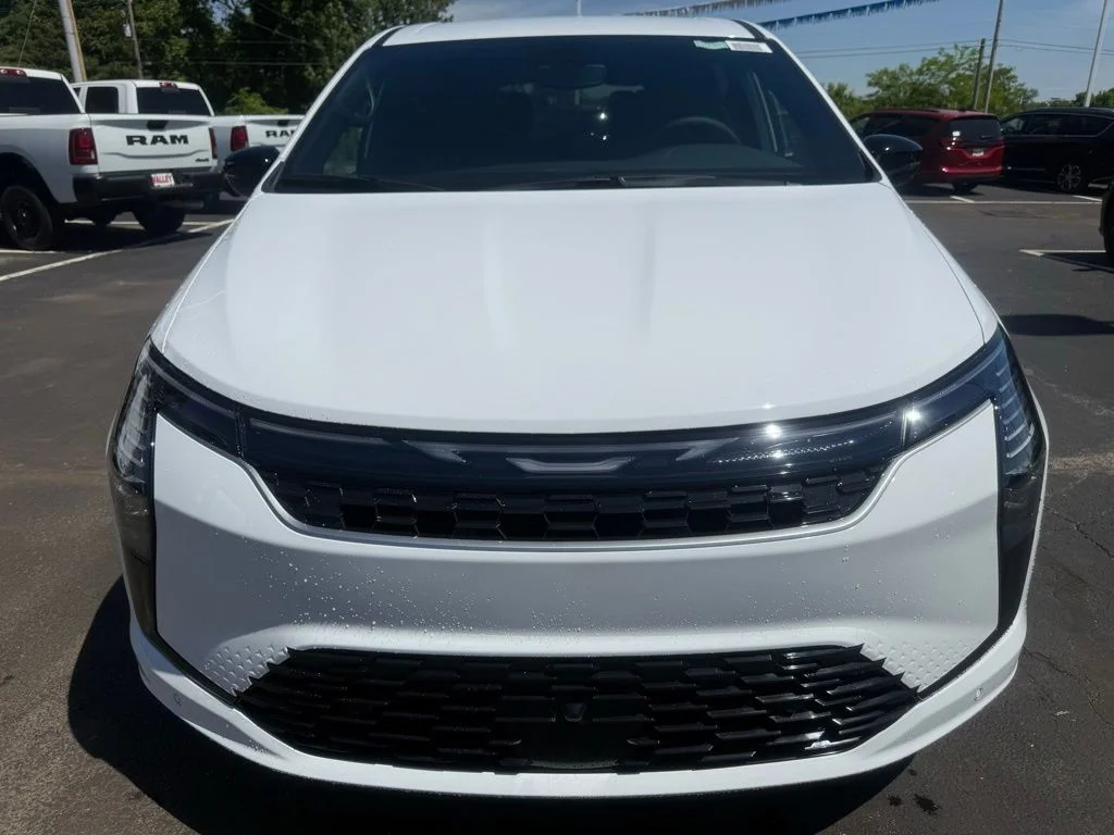 New 2027 Bright White Clear-Coat Exterior Paint Chrysler Select image 9