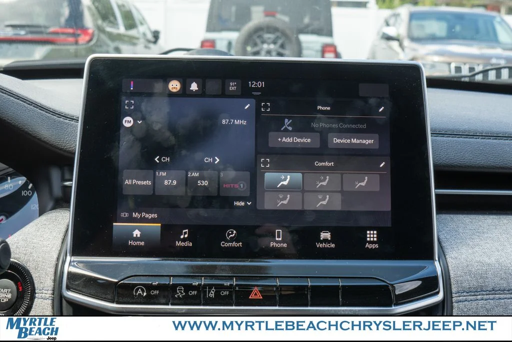Used 2023 Crystal Metallic Jeep Latitude image 18
