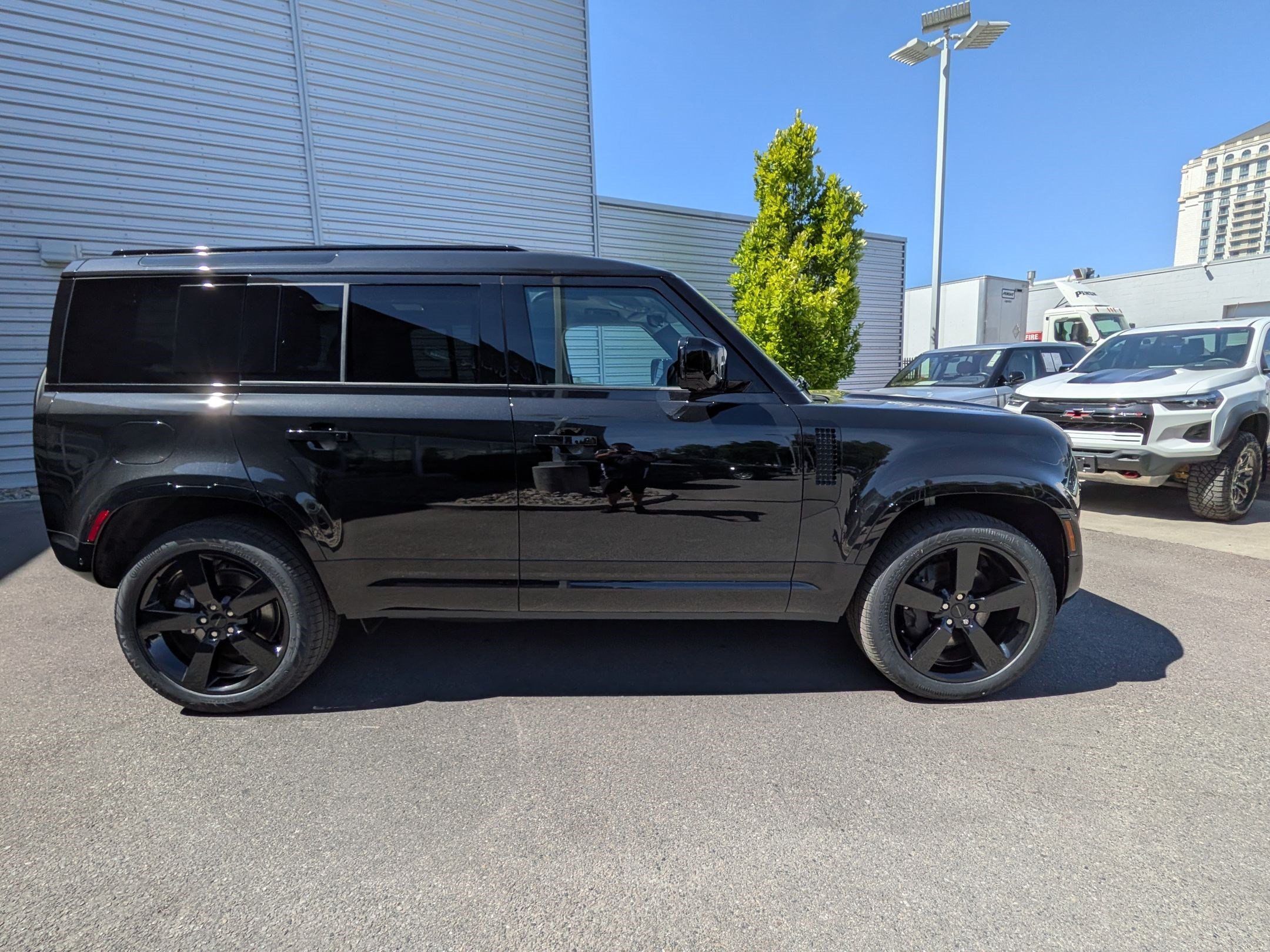 New 2026 Santorini Black Land Rover P400 X-Dynamic SE image 4