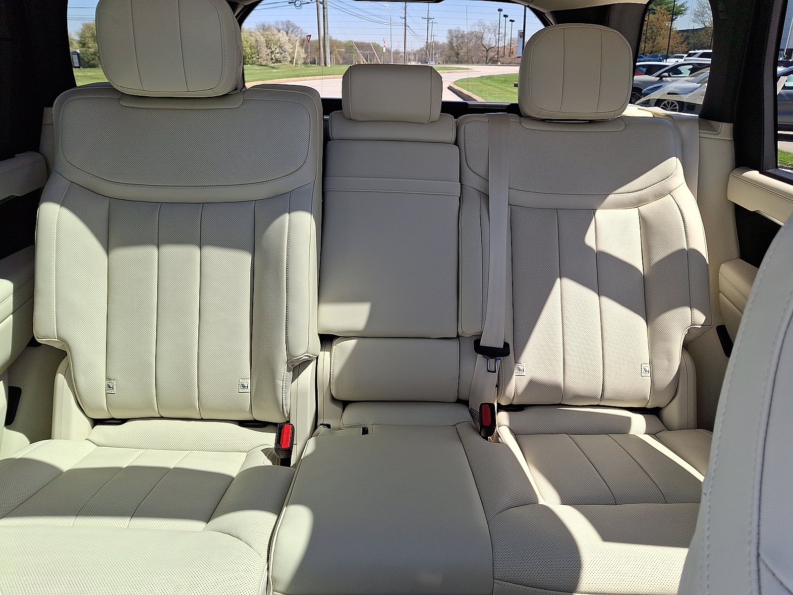 New 2026 Santorini Black Metallic - 1AG Land Rover P400 SE 7 Seat image 16
