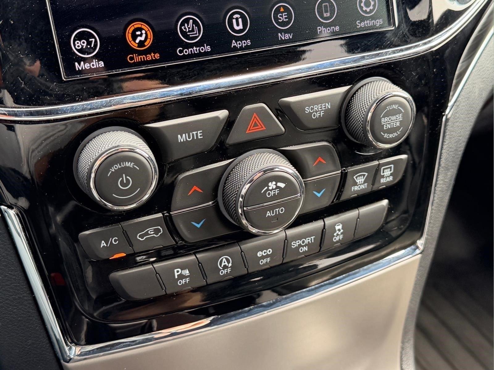 Used 2020 Diamond Black Crystal Pearlcoat Jeep Limited image 27