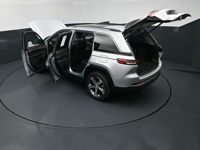 Used 2023 Silver Jeep 4xe image 28