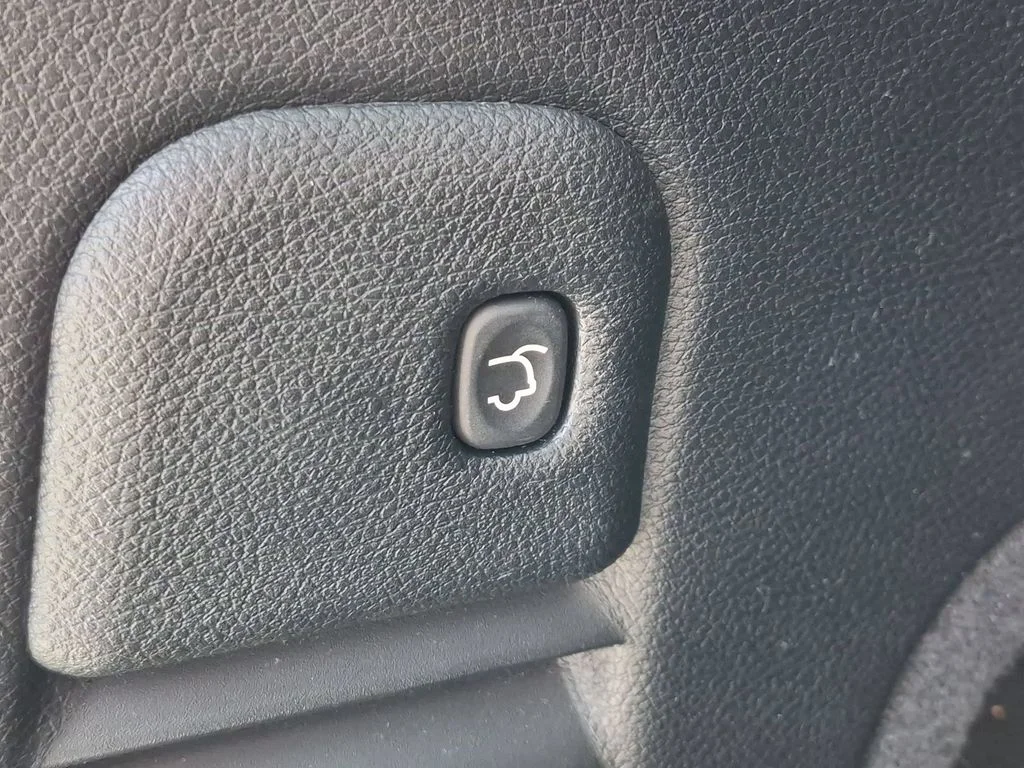 Used 2018 White Jeep Altitude image 8