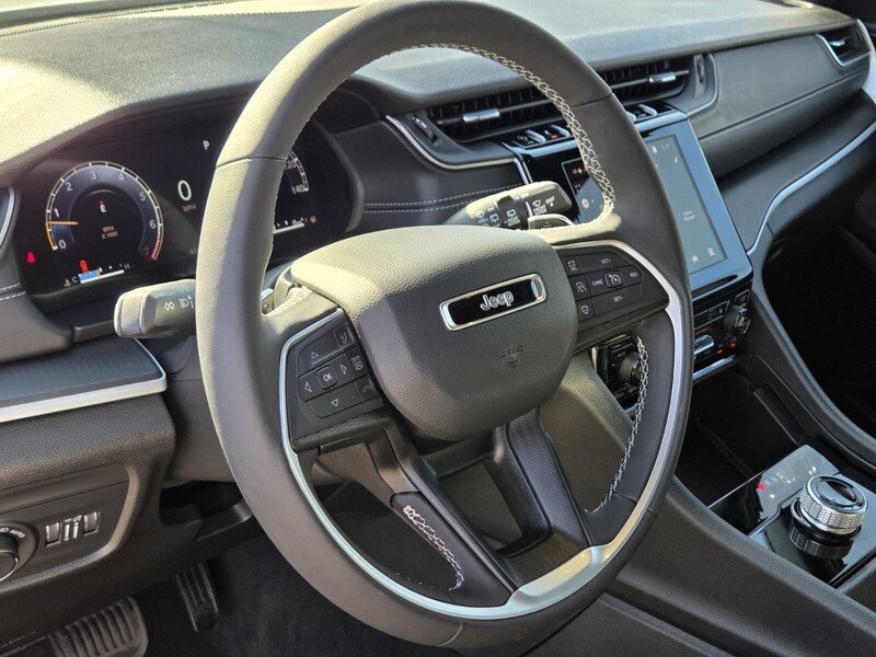 Used 2025 White/off-white Jeep  image 26