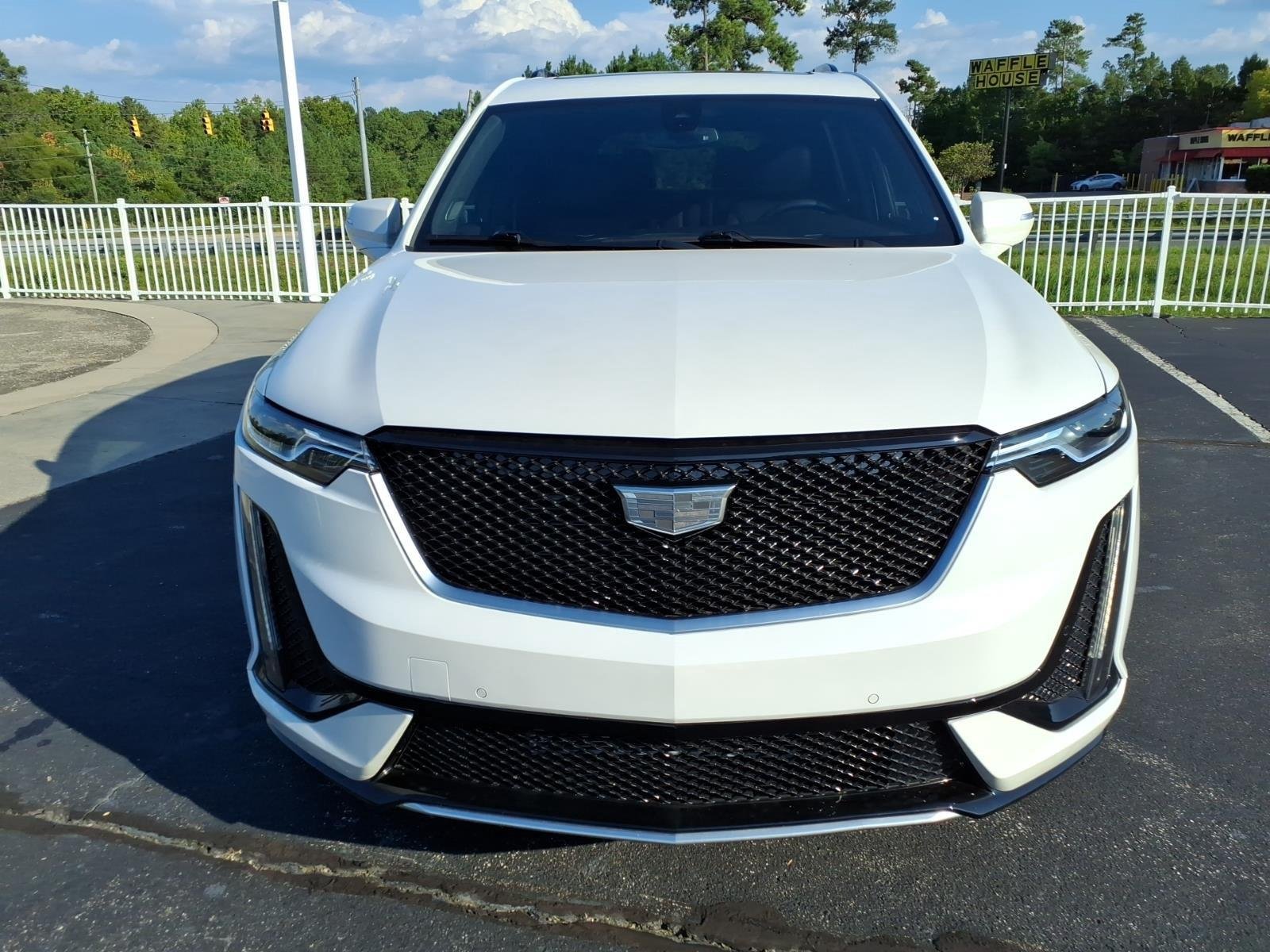 Used 2022 Crystal White Tricoat Cadillac Sport image 11