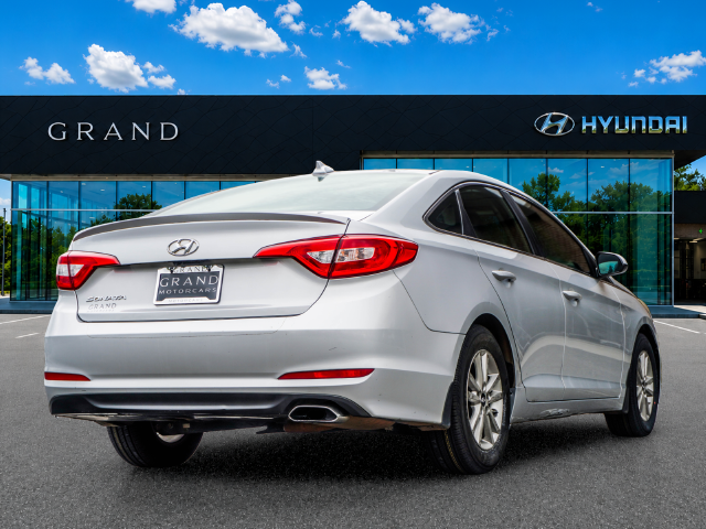 Used 2015 Silver Hyundai SE image 6