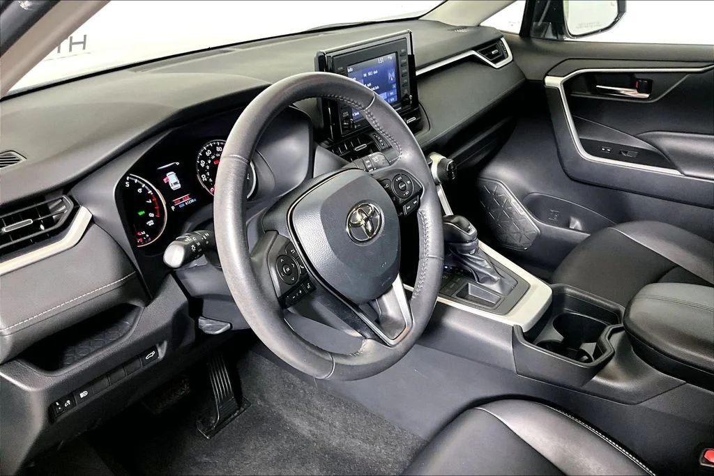 Used 2020 White Toyota XLE Premium image 10