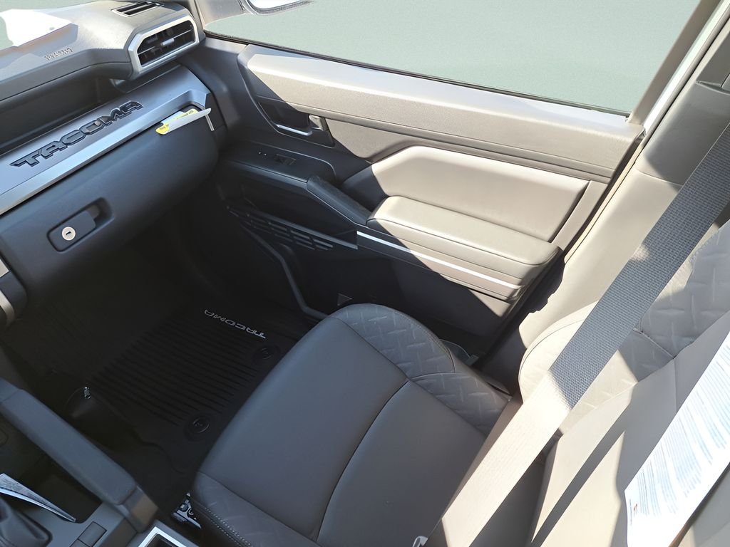 2026 Toyota Tacoma SR5 - Photo 12