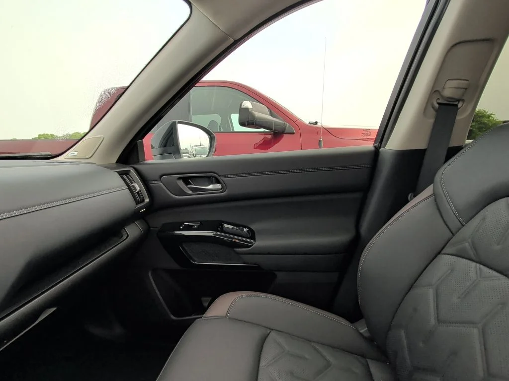 Used 2026 White Nissan Platinum image 4