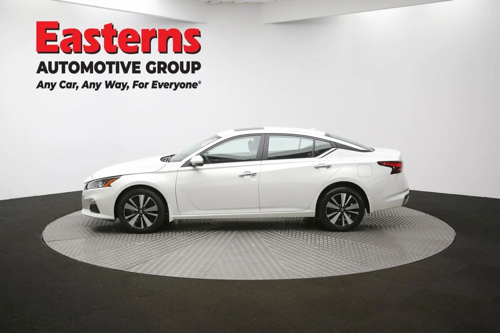Used 2022 White Nissan 2.5 SV image 59