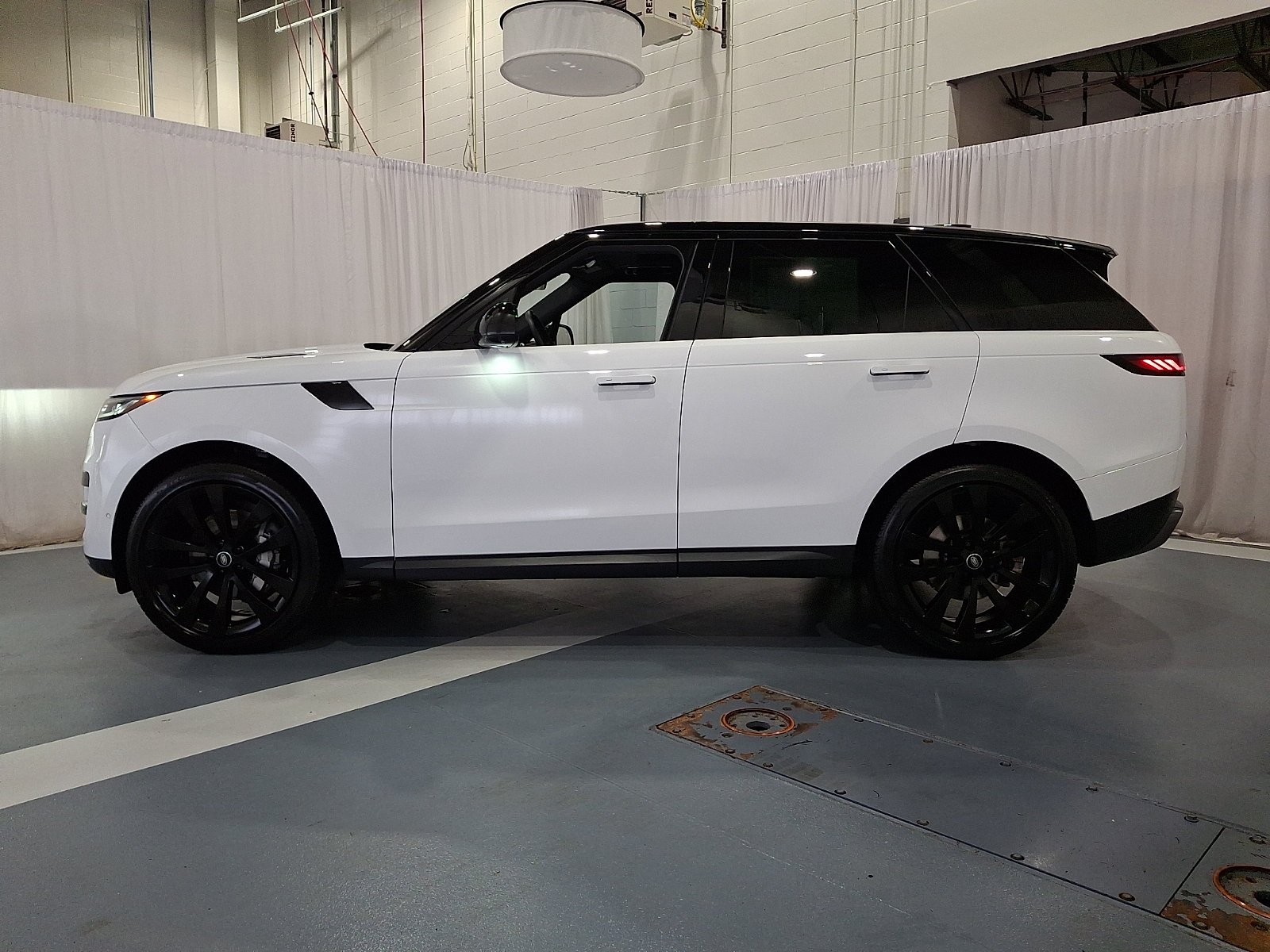 Certified Used 2025 Fuji White Land Rover  image 8