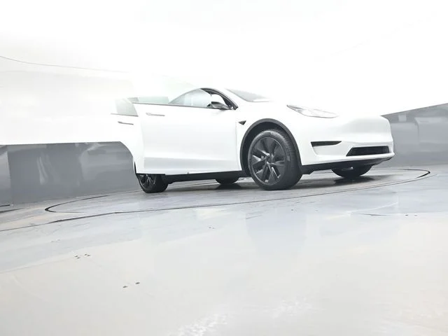Used 2025  Tesla Long Range image 40