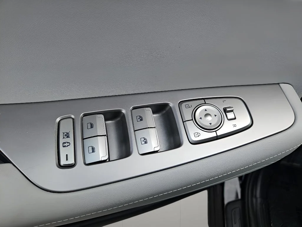 Used 2025 Abyss Black Pearl Hyundai SEL image 23