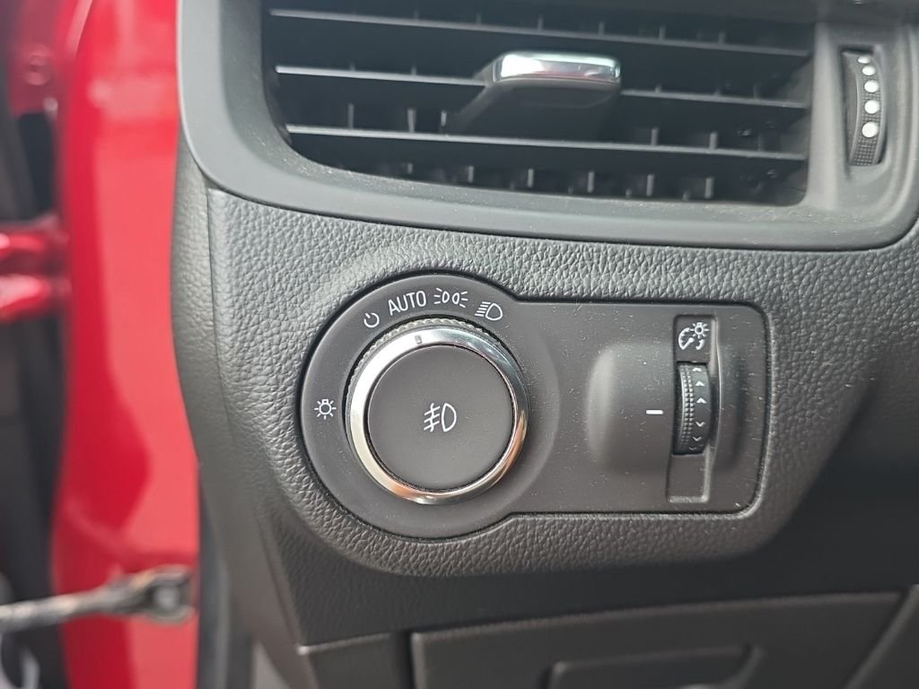 Used 2020 Red Buick Essence image 18