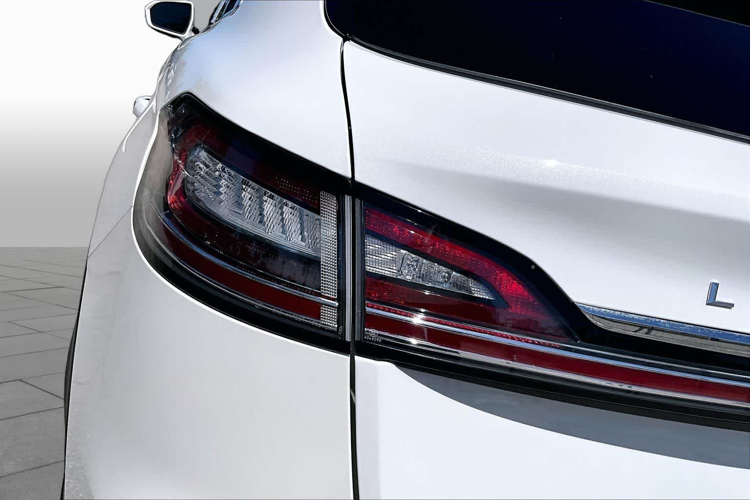 Used 2020 Pristine White Lincoln Reserve image 29