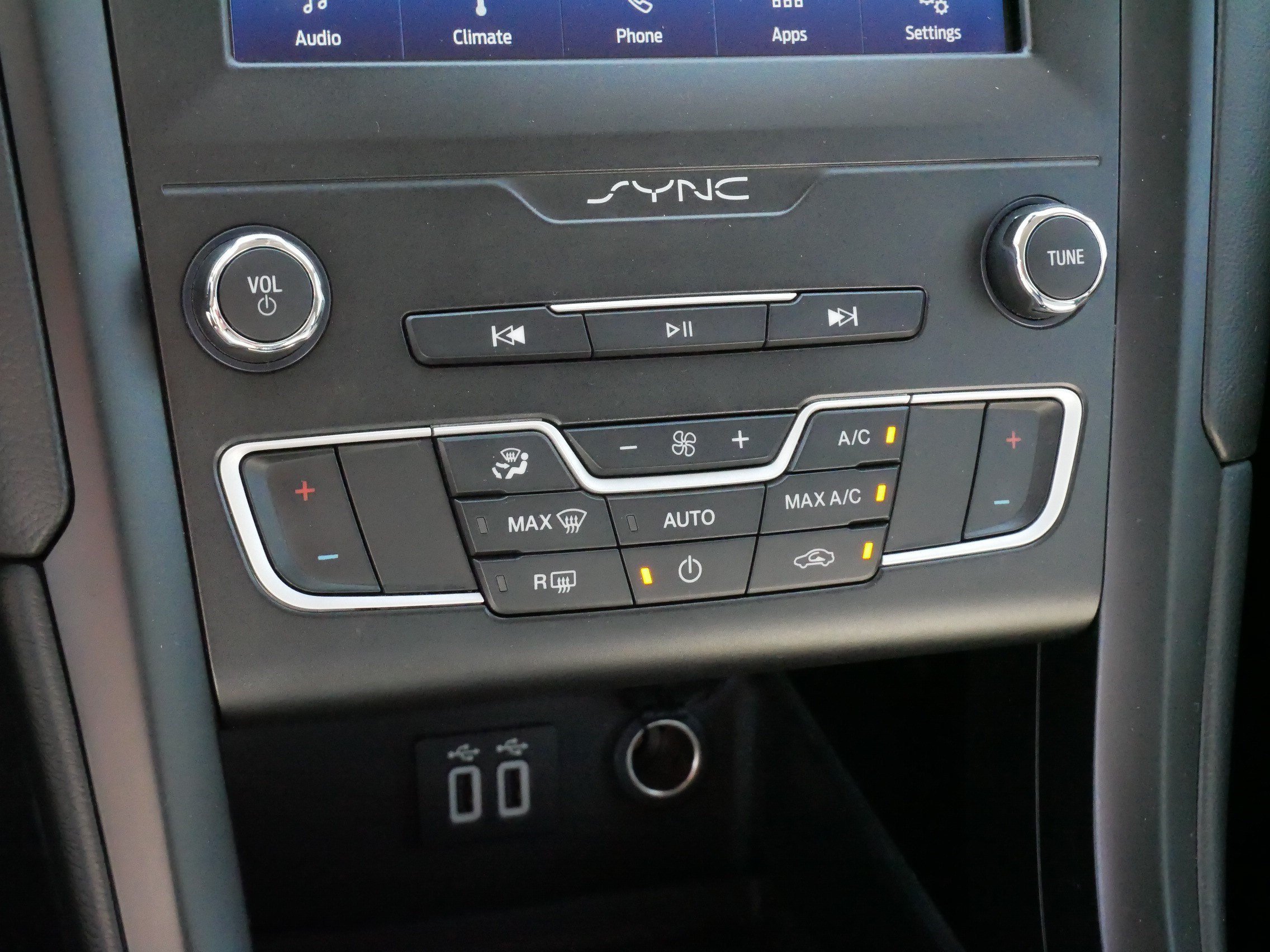 Used 2020 Magnetic Metallic Ford SE image 23