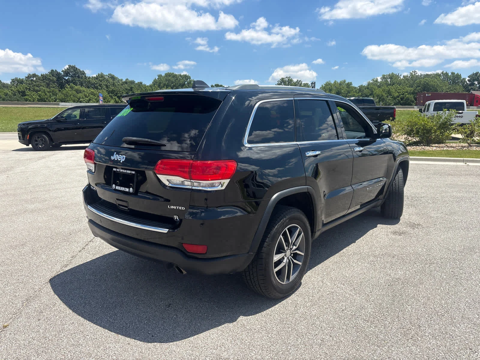 Used 2018 Diamond Black Crystal Pearlcoat Jeep Limited image 10