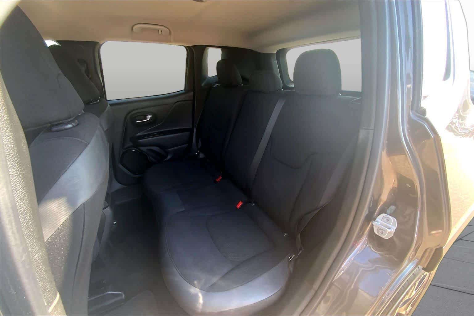 Used 2018 Granite Crystal Metallic Clearcoat Jeep Altitude image 21