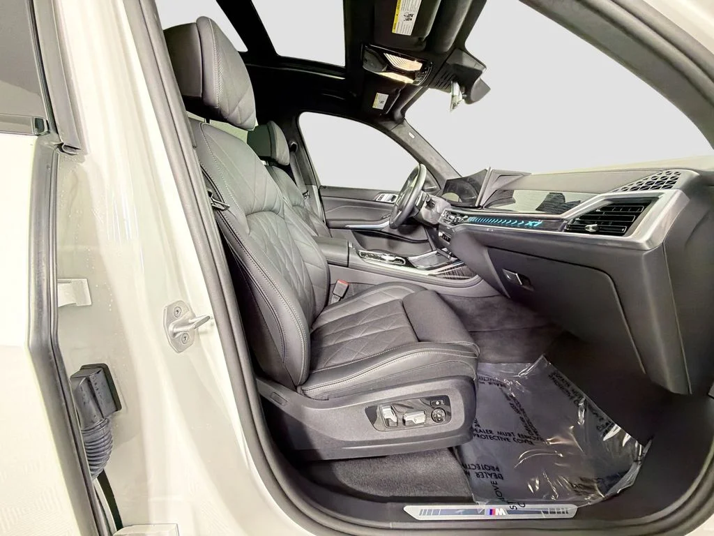 Used 2025 White BMW xDrive40i image 30