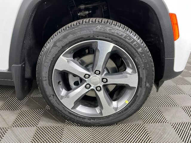 New 2026 Bright White Clear-Coat Exterior Paint Jeep Limited image 5