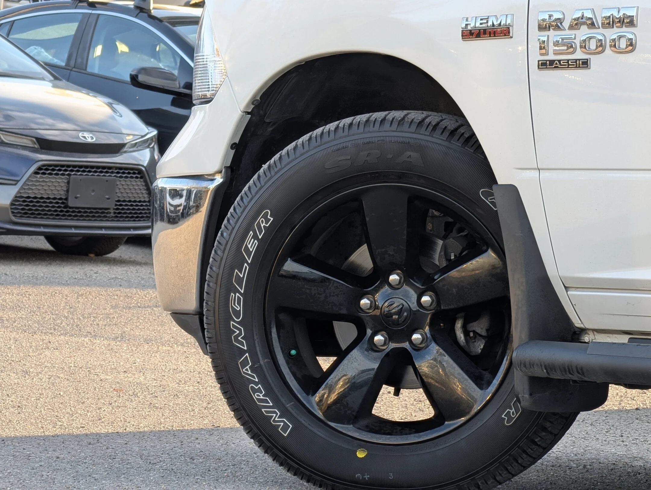 Used 2023 White RAM SLT - Trailerin Pkg - 5.7L HEMI - LOW KMS - P - SLT 4x4 Crew Cab 57 Box image 9