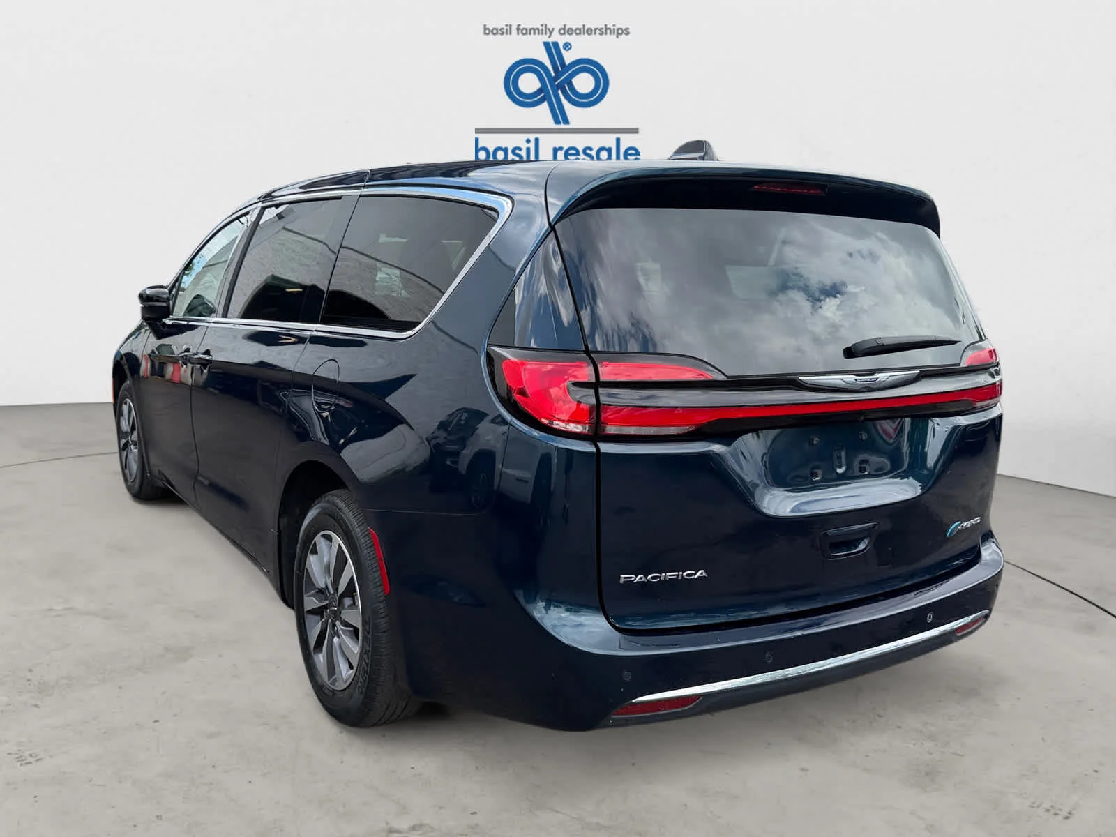Used 2024 Fathom Blue Pearlcoat Chrysler Hybrid Select image 4