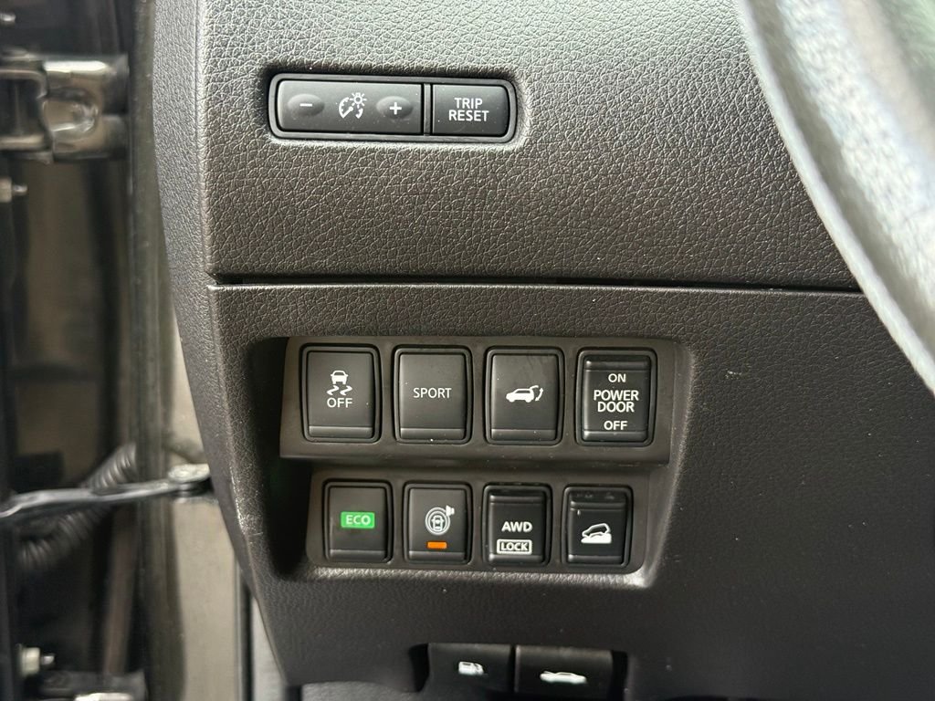 Used 2015 Black Nissan SL image 12