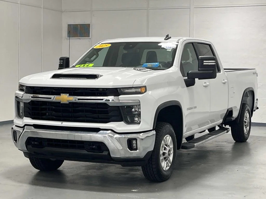 Used 2025 Summit White Chevrolet LT image 4