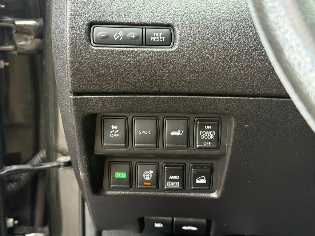 Used 2015 Black Nissan SL image 12