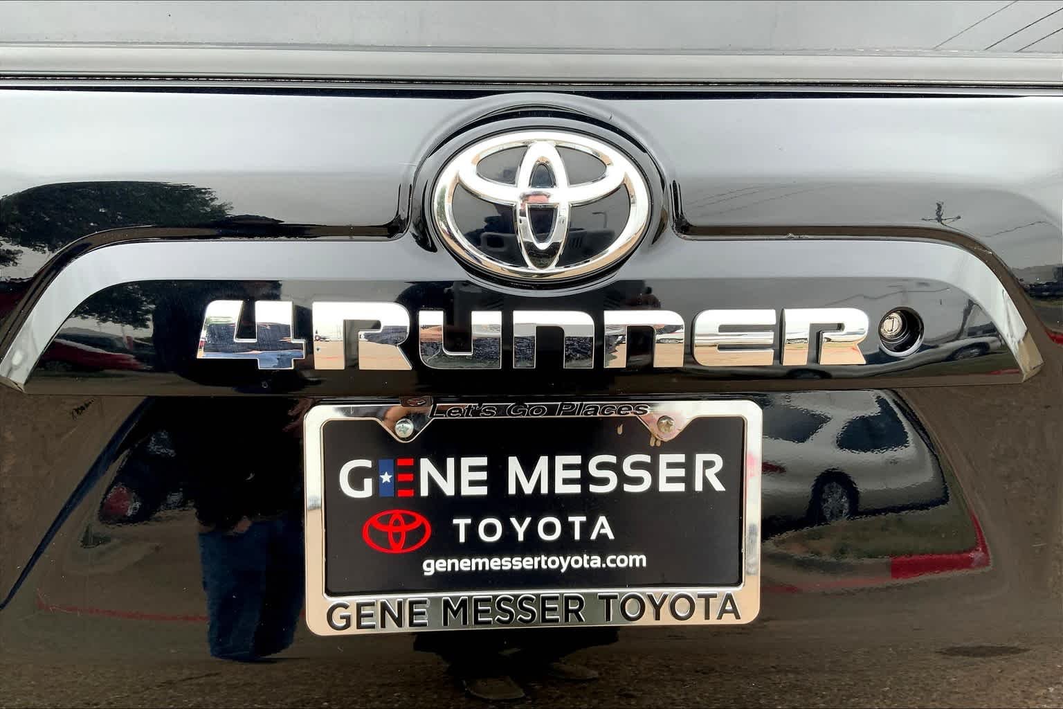 Used 2018 Midnight Black Metallic Toyota SR5 Premium image 29