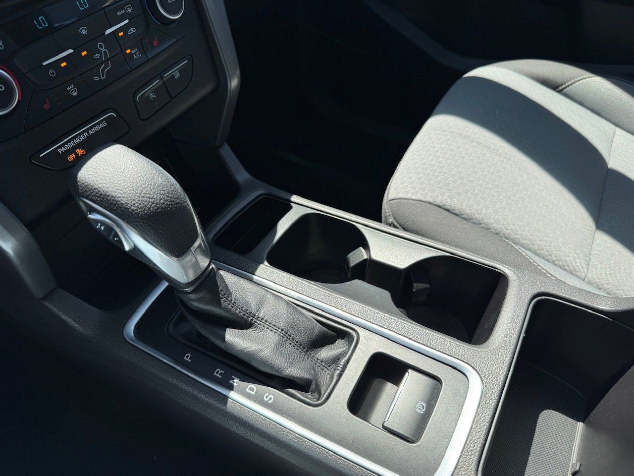 Used 2018 Lightning Blue Metallic Ford SE image 21