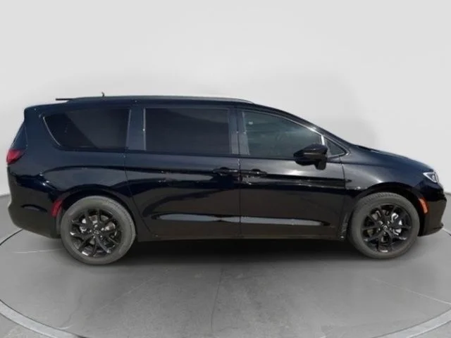 New 2026 Diamond Black Crystal Pearl-Coat Exterior Paint Chrysler Select image 11