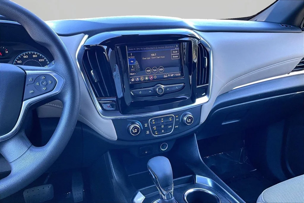 Used 2022 White Chevrolet LS image 9