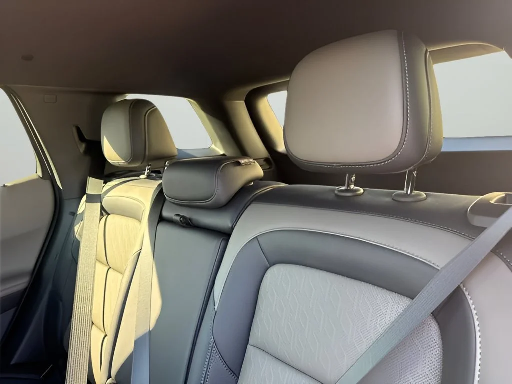 New 2027 Summit White Chevrolet LT image 19