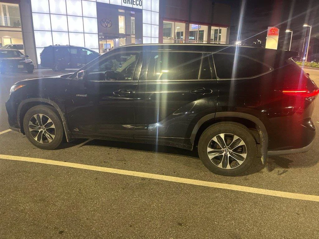 Used 2020 Midnight Black Metallic Toyota XLE image 4