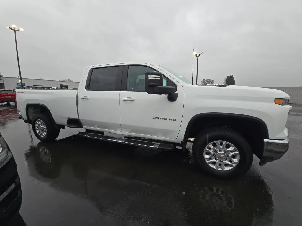 Used 2024 Summit White Chevrolet LT image 4