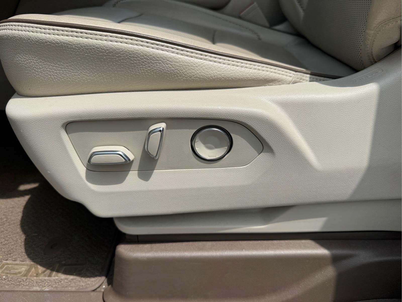 Used 2022 White Frost Tricoat GMC Denali image 21