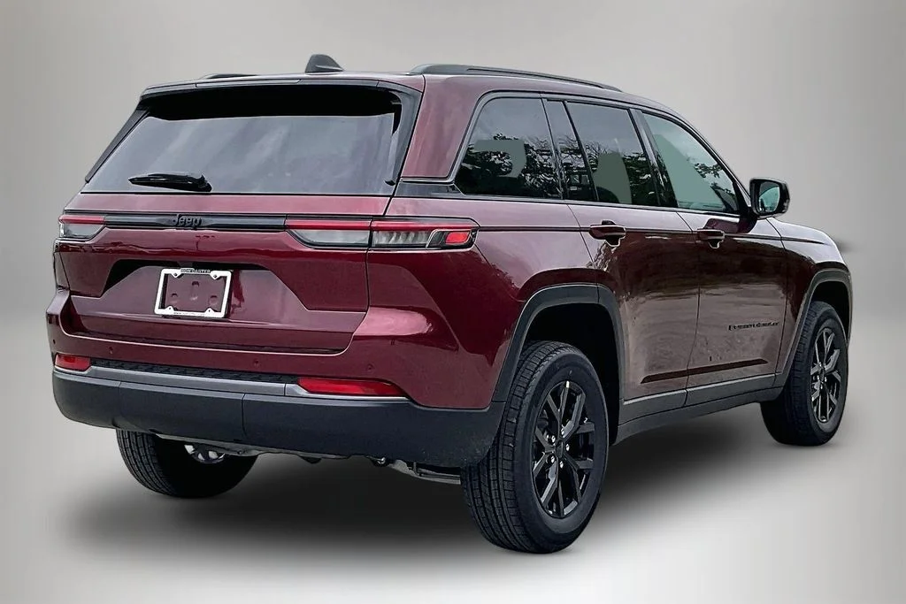 New 2026 Velvet Red Pearl-Coat Exterior Paint Jeep Altitude image 21